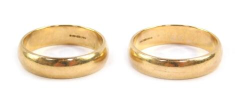 Two 9ct gold wedding bands, size P/Q and S, 8.4g.