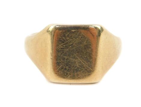 A gentleman's 9ct gold signet ring, size T, 6.1g.