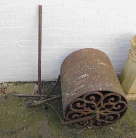 A Victorian cast iron garden roller, with pierced scrolling ends, 61.5cm W, 61.5cm Dia.