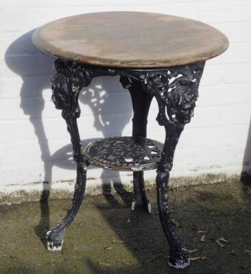 A Gaskell & Chambers Ltd Victorian cast iron pub table, with a circular wooden top, 70.5cm H, 60cm Dia.