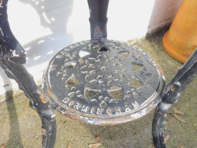 A Gaskell & Chambers Ltd Victorian cast iron pub table, with a circular wooden top, 70.5cm H, 60cm Dia. - 2