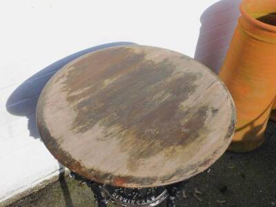 A Gaskell & Chambers Ltd Victorian cast iron pub table, with a circular wooden top, 70.5cm H, 60cm Dia. - 3