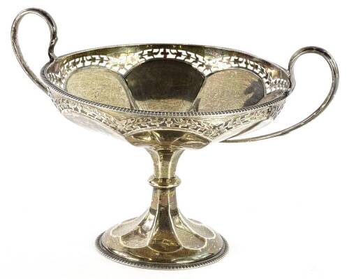 A George V silver two handled centrepiece, with pierced borders and lobed decoration, Birmingham 1914, 10½oz, 23cm W.