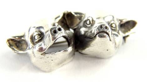 A modern silver pig brooch, with figures of two pigs head, one with mouth open, the other closed, 4.5cm W, 17.7g all in.