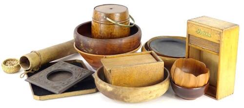 A quantity of wooden and treen items, to include bowls, biscuit barrel, photograph frame, etc.