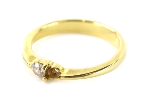 An 18ct gold diamond ring, with two stone central design (one stone missing), with one round brilliant cut diamond, ring size M, 3.1g all in.