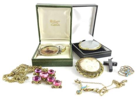 A quantity of vintage costume jewellery, to include an agate set and gilt metal framed oval brooch, a cameo brooch depicting three figures in a gilt metal frame, a brown agate crucifix pendant, an unmarked seven hoop dress ring, with blue enamel crucifix 