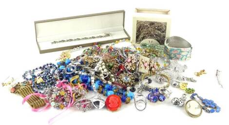 A quantity of modern costume jewellery, comprising gem set bracelets, beaded necklaces, dress rings, ladies wristwatch, heart shaped pendant, brooches, etc. (1 tray)