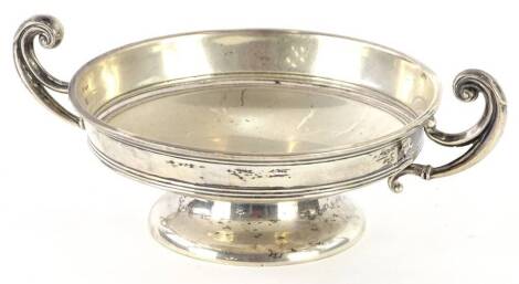 A George V two handled small trophy or squat dish, on a domed foot, Birmingham 1911, 2¾oz.