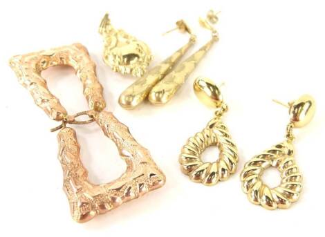 Various earrings and pendants, to include a pair of 9ct rose gold hoop earrings, a pair of 9ct gold plaited hoop earrings, 7.2g, a pair of unmarked drop earrings and an unmarked pendant. (4)