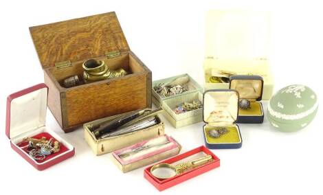 A quantity of vintage costume jewellery and effects, to include Wedgwood ring and necklace, Wedgwood green trinket box, floral posy necklace, magnifying glass, brass shoe trinket, thimbles, etc. (a quantity)