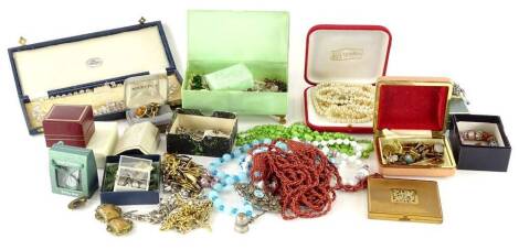 A quantity of modern costume jewellery and effects, beaded necklaces, silver plated brooches, faux pearl necklace, dress rings, etc. (a quantity)