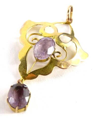 An Art Nouveau pendant, set with two amethyst stones, yellow metal, marked 9c, 4.5cm H, 2.5g all in.