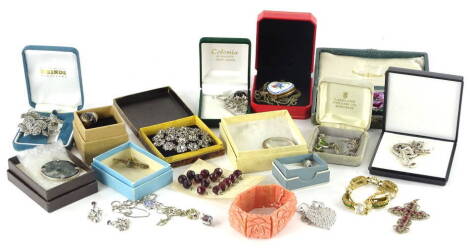 Various modern and vintage costume jewellery, to include a circular paste stone set floral brooch, in silver plated frame, a gilt metal bracelet, coral bracelet, clip on earrings, Limoges porcelain heart locket and chain, etc. (1 tray)