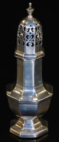 A George V Walker & Hall silver sugar caster, of octagonal design on a stepped foot, Sheffield 1927, 16.5cm L, 6oz.