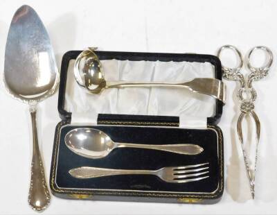 A silver christening set, comprising spoon and fork, Birmingham 1958, 1.33oz, in fitted case, EP sauce ladle, serving slice and tongs.