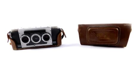 A late 20thC David White Company S Stereo Realist camera, 35mm lenses, brown leather case.