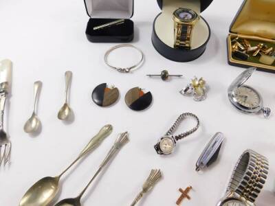 Costume jewellery and objet vertu, including gentleman's wristwatches, cuff links, a pair of malachite earrings, pocket knives and spoons. (qty) - 3