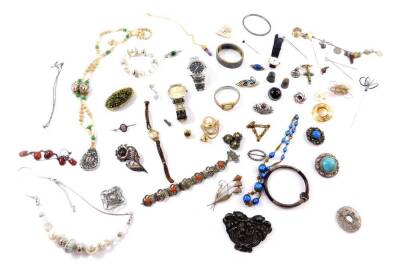 Silver and costume jewellery, including an Art Nouveau silver brooch, embossed with cherubs and flowers, circular agate brooch, beads, bangles, watches, and charms. (qty)