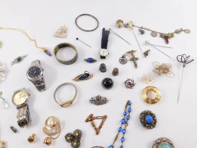 Silver and costume jewellery, including an Art Nouveau silver brooch, embossed with cherubs and flowers, circular agate brooch, beads, bangles, watches, and charms. (qty) - 3