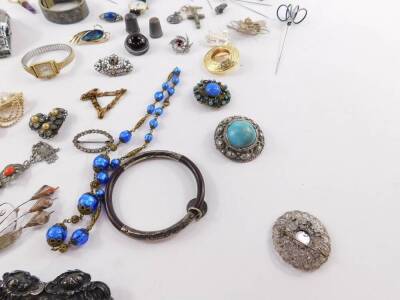 Silver and costume jewellery, including an Art Nouveau silver brooch, embossed with cherubs and flowers, circular agate brooch, beads, bangles, watches, and charms. (qty) - 4