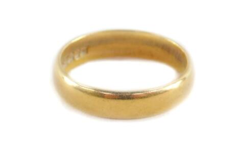 A 22ct gold wedding band, size O, 4.6g.