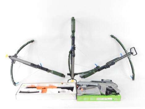 An Armament Series Hot Off The Battlefield King Assault Rifle Electric Flash Gun, a rifle, and three Kingsport crossbows. (5)