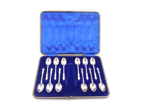 A set of twelve George V silver apostle tea spoons, cased, Sheffield 1910, 4.54oz.