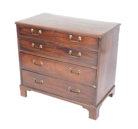 A George III mahogany chest of drawers, with four long graduated drawers, raised on bracket feet, 79cm H, 86cm W, 38cm D.