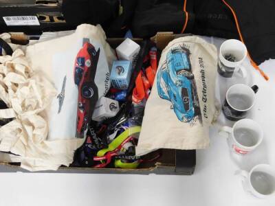 Racing memorabilia, including Goodwood Revival Meeting tote bags, hat holders, mugs, Hars F1 Team cap, indistinctly signed, ROC Race of Champions jacket, Hi-Viz jacket, further clothing relating to motor sports, etc. (2 boxes) - 2