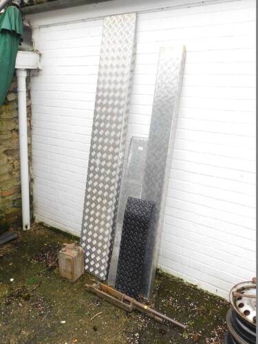 Four chequer plate metal car ramps, oil can, part of a car jack. (6)