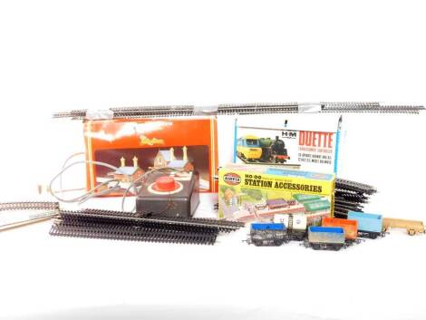 Model railway track and accessories, to include track, H & M Duette transformer controller, Hornby Railways R593 Town Station, Tri-ang RP13 power unit, etc. (1 box)