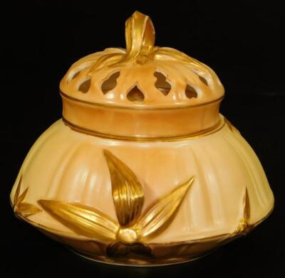A Royal Worcester blush ivory bulbous potpourri vase and cover, decorated with flowerheads , shape code 1326, c1907, 10cm H. - 4