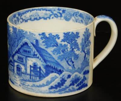 An early 19thC small pottery tankard, printed in blue and white with a thatched cottage pattern, c1825, 7.5cm H. (chip to foot rim)