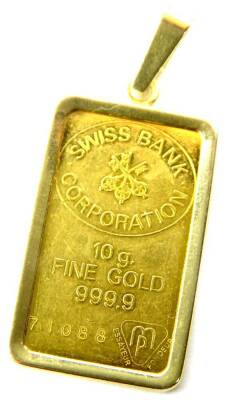 A Swiss Bank Corporation 10g gold bar pendant, the gold bar in yellow metal frame, marked 750, 11.7g.