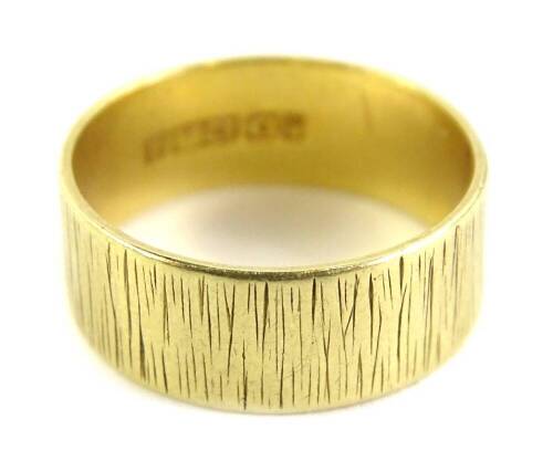 An 18ct gold wedding band, with etched design band, ring size Q, 5.5g.