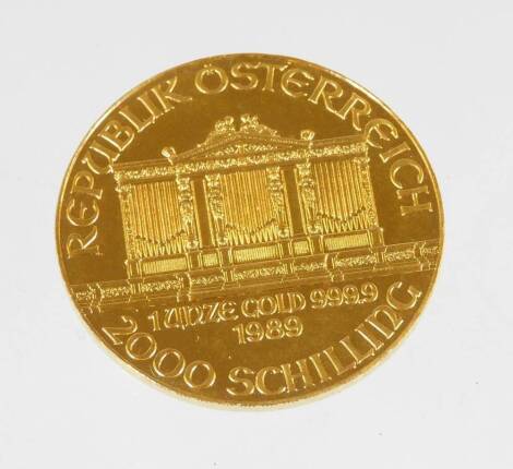 A 1989 Austrian gold Philharmonic coin, marked 1 unze gold, 999.9, 2000 Schilling.