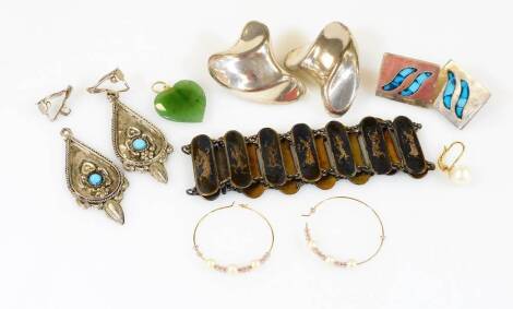 Various modern jewellery, comprising a pair of Mexican silver earrings, of waved design, a pair of silver and blue stone set earrings, a jade heart pendant with gold ring, a pair of Eastern silver drop earrings, an Eastern bracelet and a pair of hoop earr