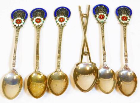 A set of five Elizabeth II silver and enamel golfing teaspoons, set with floral heads for Sutton Coldfield Golf Club, with shaped stems and plain bowls, 12cm W, and a further silver golfing spoon with entwined club handle. (6)