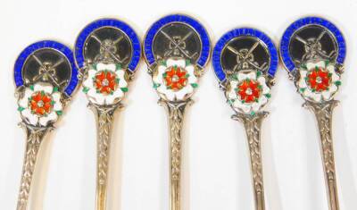 A set of five Elizabeth II silver and enamel golfing teaspoons, set with floral heads for Sutton Coldfield Golf Club, with shaped stems and plain bowls, 12cm W, and a further silver golfing spoon with entwined club handle. (6) - 2