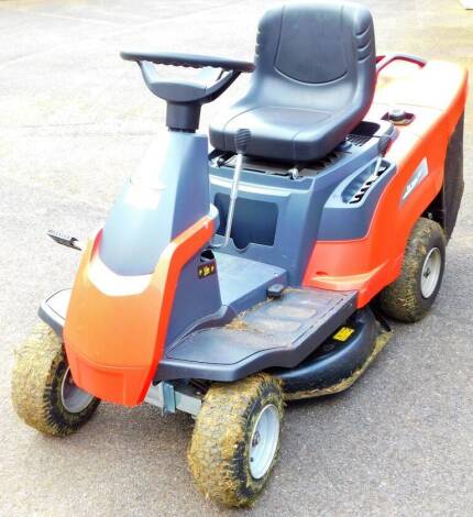 A Briggs and Stratton Castle Garden XE966HD ride on tractor lawn mower, with four wheels, grass box, etc. 108cm H.