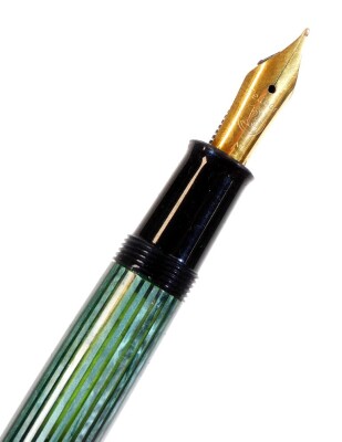 A Pelikan 140 fountain pen, in black and green textured colours with gilt banding and clip, marked nib, 12cm W. - 2