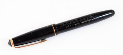 A Onto De Le Rue fountain pen, black with gilt coloured trim and shaped clip, 14ct nib, 12cm W.