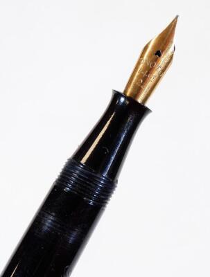 A Onto De Le Rue fountain pen, black with gilt coloured trim and shaped clip, 14ct nib, 12cm W. - 2