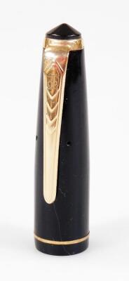 A Onto De Le Rue fountain pen, black with gilt coloured trim and shaped clip, 14ct nib, 12cm W. - 3