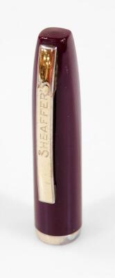 A Sheaffer fountain pen, in burgundy with banding and shaped clip, and partially enclosed nib, 14cm W. - 3