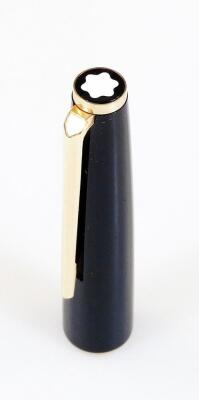 A Montblanc 320 fountain pen, in black with gilt coloured clip and banding, with star top, partially enclosed nip marked 585, 14cm W. - 3