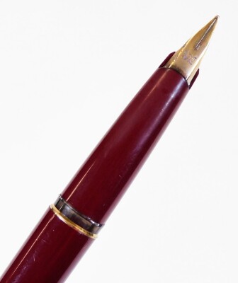 A Montblanc Classic fountain pen, in burgundy with gilt coloured clip and banding, with star to the lid top, nib marked Mont Blanc, 13cm W. - 2