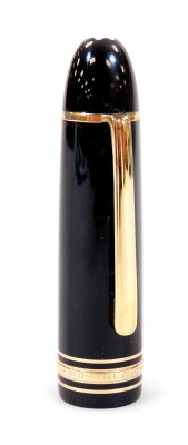 A Montblanc fountain pen no.149 Meisterstuck, black with gilt clip and banding, with star to the top of the lid and 18k two coloured nib, 15cm W. - 3