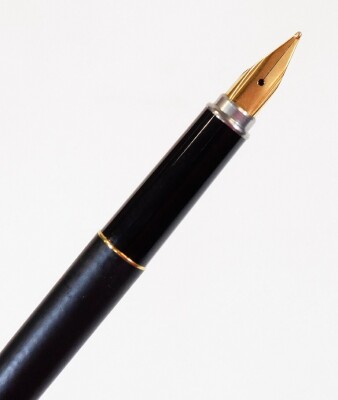 An Aurora Marco Polo fountain pen, in black with gilt coloured banding and clip, open nib, 14cm W. - 2